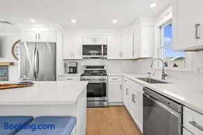 Coastal Retreat with pool and walk to beach - Image 4