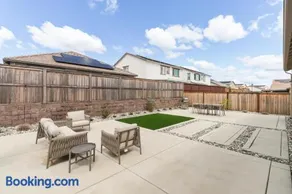 Monthly or Daily Stay in Spacious 4BD for Family or Work with Outdoor backyard and BBQ grill - Image 3