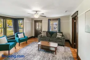 Warm 5 bed Libertyville Getaway Close to Navy Base - Image 4