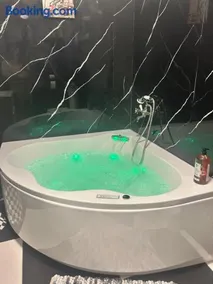 Suite Rétro Chic avec Spa en Terrasse - Image 3