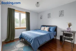 Renovated 3-Bedroom North York Bungalow with Free Parking, Full Kitchen, WiFi & Backyard Volleyball Set - Near Rogers Stadium & TTC Access - Great for Groups & Work Stays! - Image 2