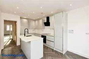 Brand new modern Cheltenham home - Image 3