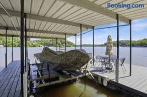 Stay at This 4 Bed 3 Bath Lakefront Home With Private Dock - Image 2