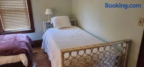 Small-town bungalow downtown - Image 3