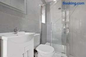 Superb London Apartment close to tube station - Image 3
