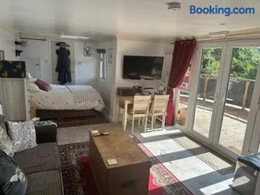 Unique Orchard Lodge for couples with hot tub - Image 4