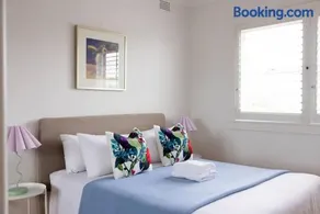 Double Bay Art Deco Apartment with Harbour Vistas - Image 4
