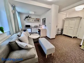BL - The Townhouse, 24hr Self Check-in, Free Private Parking, Garden, Adjacent to beautiful City Park, City Centre 5 min walk - Image 3