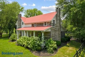 Private Retreat Burwood 8 acres Hot Tub Fire pit - Image 1