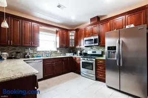 Quiet apt only 15 mins from Midtown NYC - Image 3