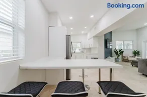 Beautiful Aventura Villa Sleeps 26 - Image 3