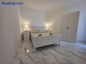 Modern Apartment Close to Seafront - Image 3