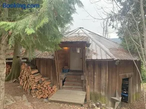 Cozy and rustic cabin - Image 1