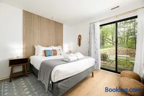 Retro Condo Beach & Pool Access Near Downtown - Image 2