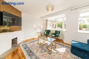 4 Beds Free Parking Fully Equipped Home - Image 2