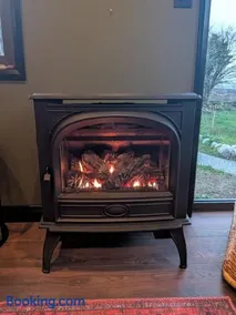 Tranquil Off-Grid Cabin - Image 3