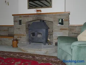 Hilltop Bungalow for a Spacious Country Break - Image 4