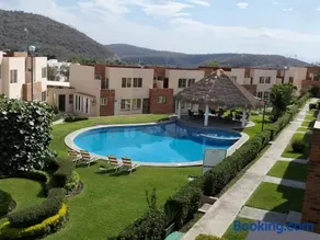 Hermosa casa familiar con terraza comoda - Image 2