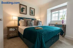Central, beautiful home - with parking - Image 4