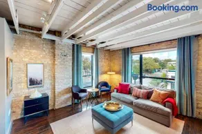 Inviting and historic loft with private terrace & full kitchen extremely walkable - Image 2