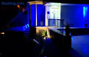 Pool and Jacuzzi Luxury Apartments - Image 2