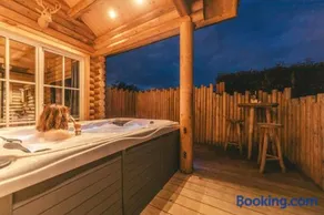 Cosy Cottage w/ Jacuzzi in Amazing Region - Image 2