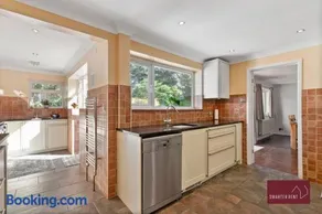 Three Bed Bungalow - Finchampstead - Image 4