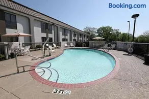 Dyersburg Hotel - Image 2