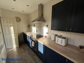 Glenesk Flat 2 with private courtyard - Image 1