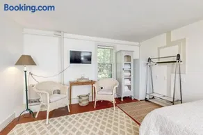 Downtown, ground floor studio near the ocean w/patio, outdoor dining area & more - Image 3