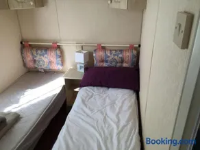 Caravan in Moelfre village - Image 4