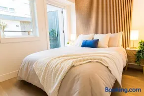 North Vancouver Retreat, Cozy & Central, Walk to Lonsdale & Seabus - Image 2