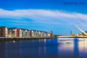 Luxury Riverfront Apartment - Image 1