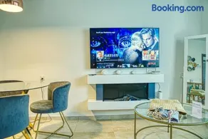 Elegant apartment with pool and parking - Image 2