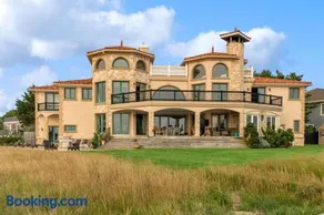Hamptons Romantic Waterfront Queen Suite - Image 1