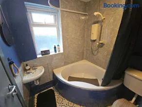 Entire Central 3 Bedroom House, Sleeps 8, Parking, Pet Friendly - Image 3