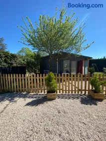 Chalet bois cosy indépendant climatisé avec petit jardin proche rivière d'Ain - Image 1