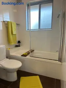 Cute & Light-filled Apartment - near Liverpool CBD - Image 5