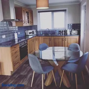 Malva - Modern 2 Bedroom Bungalow in Wick Sleeps 4 with private parking - NC500 Route - Image 3