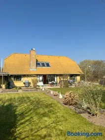 The Sunflower - Huge 240m2 7-bedroom house for many people - Free parking - 15 beds, 2 kitchen & 3 bathrooms - Image 1