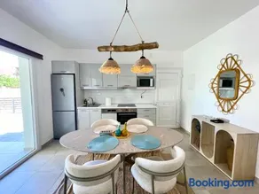 Berro's Beach House - Image 1