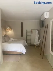 Luxury Upmarket Guesthouse 20 on 4th - Image 2