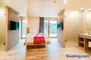 Triple room, shower, toilet, facing the mountains - Image 2