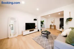 Spacious 3BR Retreat Walk to Redcliffe Beach - Image 2