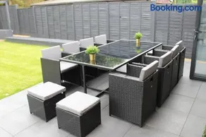 Modern Spacious House - Sleeps 16, Free Parking, Sun Terrace - Image 4