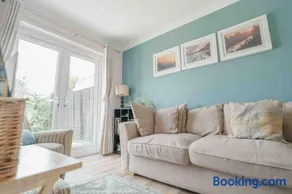 Seaside Family Escape- Cosy bungalow with large private garden- Pets Welcome - Image 2