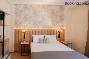 Aqua Beachfront Elegant Hotel - Image 4
