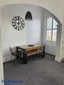 Spacious Victorian Birkdale Apartment with Garden - Image 4