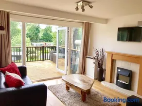 North Wales Lake View 2 Bedroom - Image 1