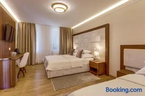 Grand Lakes Rooms - Image 5